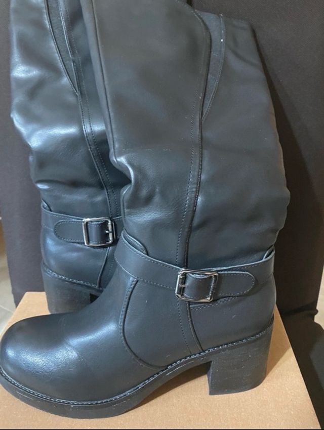 stivali lunghi con fibia