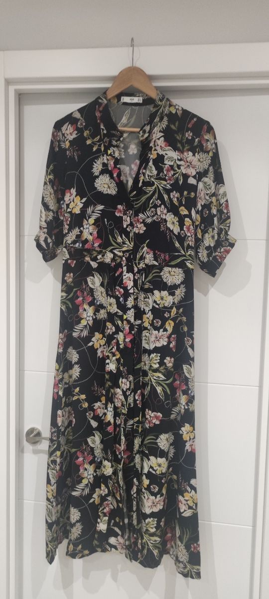 Vestido de mango negro estampado de flores