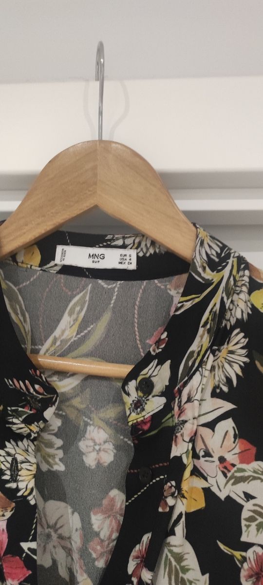 Vestido de mango negro estampado de flores