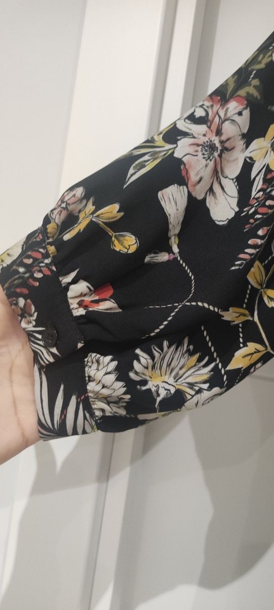 Vestido de mango negro estampado de flores