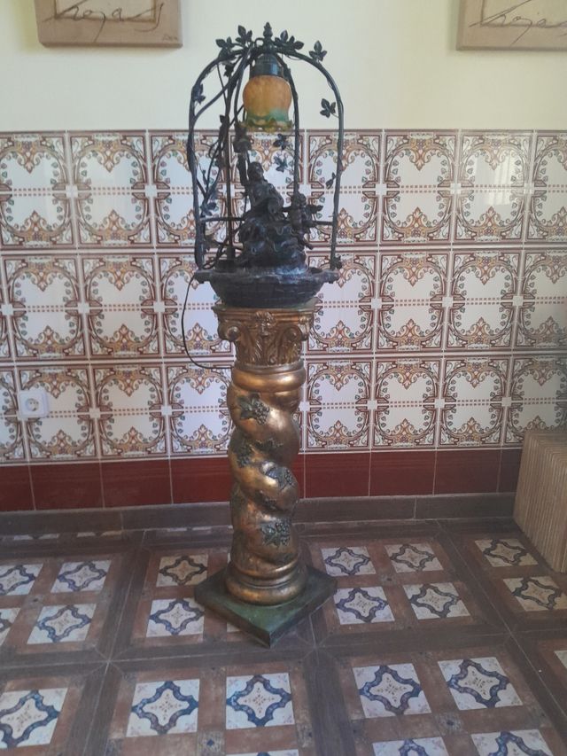 Fuente con pedestal salomónico