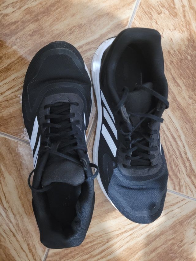 Zapatillas adidas negras.