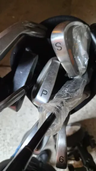 Sacca più carrello più mazze da golf