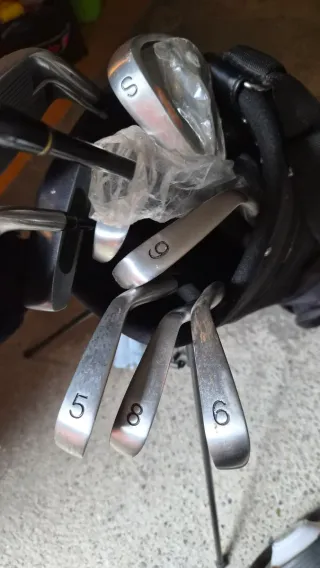 Sacca più carrello più mazze da golf