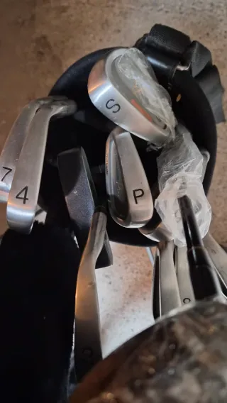 Sacca più carrello più mazze da golf