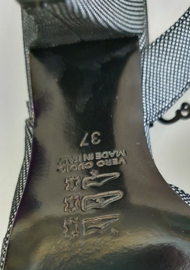 Son rayas en piel grabada