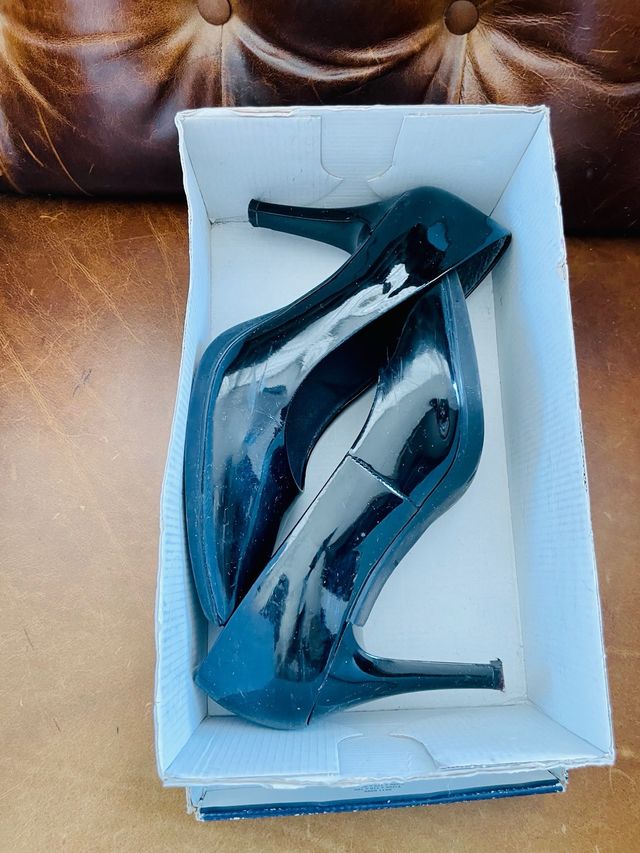 Zapatos de charol negro tacón gel comfort