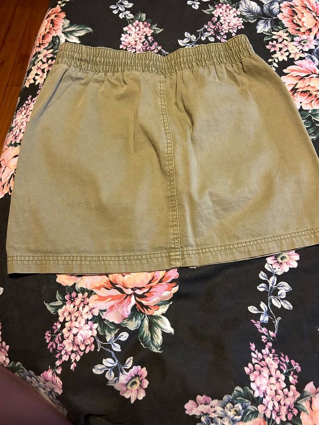 preciosa falda de niña marca Guess