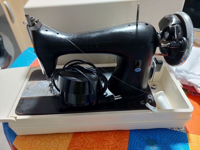 Maquina de coser antigua