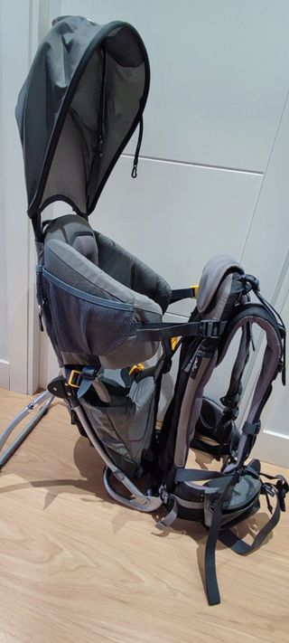 Mochila portabebés marca Deuter