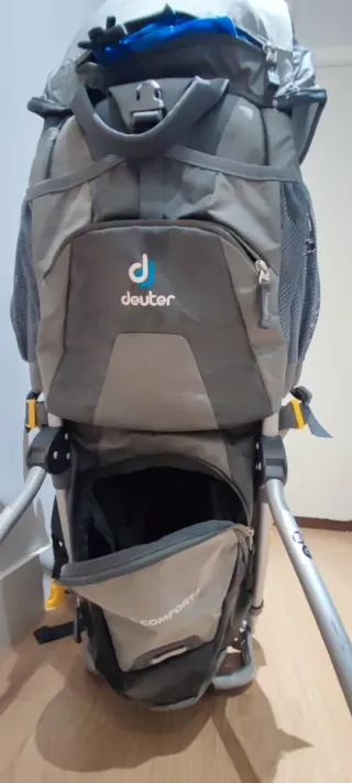 Mochila portabebés marca Deuter