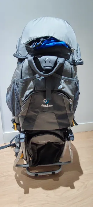 Mochila portabebés marca Deuter