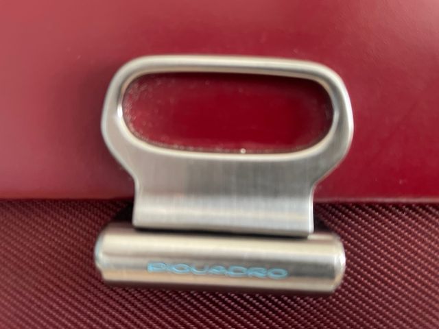 Maletín portátil Piquadro granate. Como nuevo.