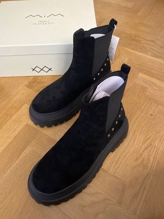 Botas color negro con tachuelas MIM NUEVAS
