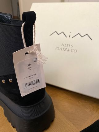 Botas color negro con tachuelas MIM NUEVAS