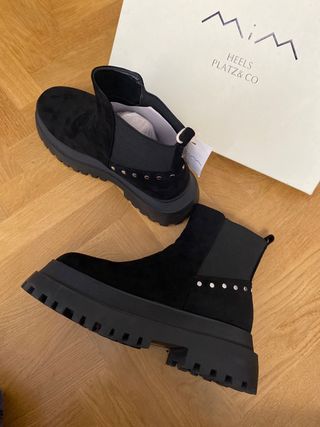 Botas color negro con tachuelas MIM NUEVAS