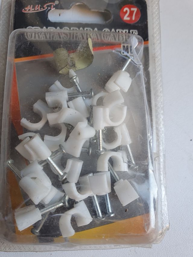 Piensas para cojer cables por la pared