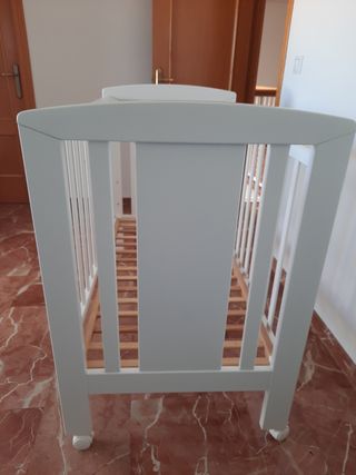 Cuna marca TRAMA, modelo estrellas.