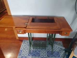 Mesa antigua de coser