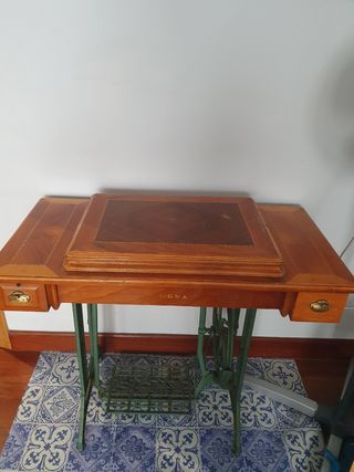 Mesa antigua de coser