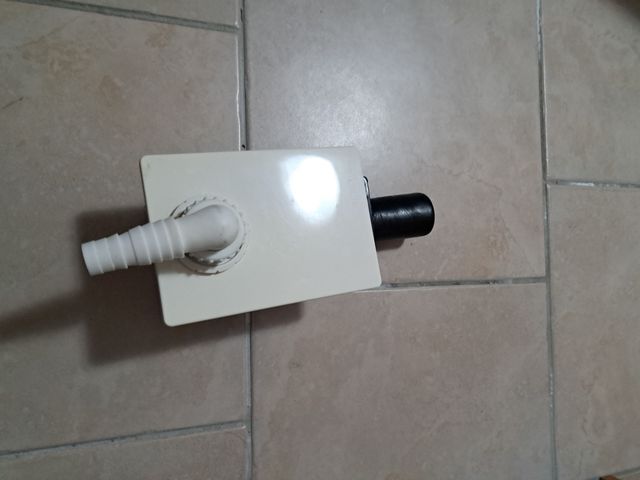 Sifone ad incasso per scarico dell'acqua