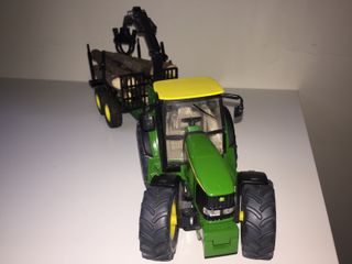 Tractor, remolque yProcesadora forestal John Deere