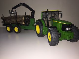 Tractor, remolque yProcesadora forestal John Deere