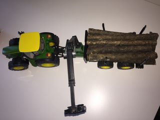 Tractor, remolque yProcesadora forestal John Deere