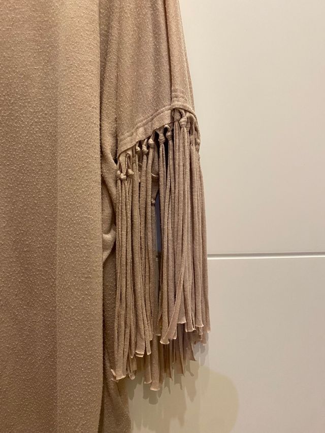 Camiseta nude asimétrica con flecos