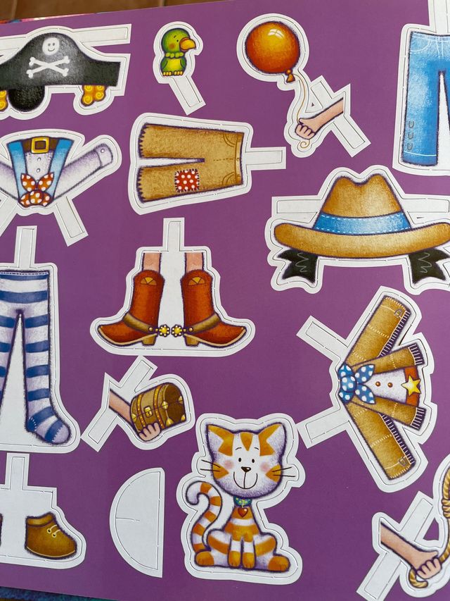 libro con RECORTABLESy letras MAYUSCULAS