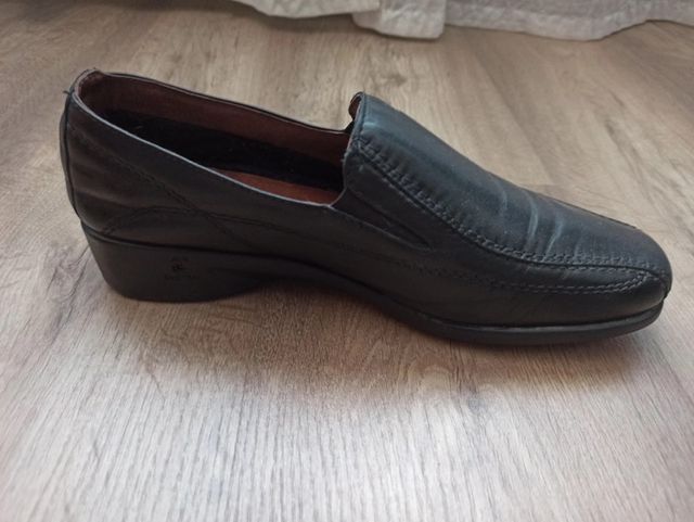 Zapatos negros de piel de la marca Pitillos talla