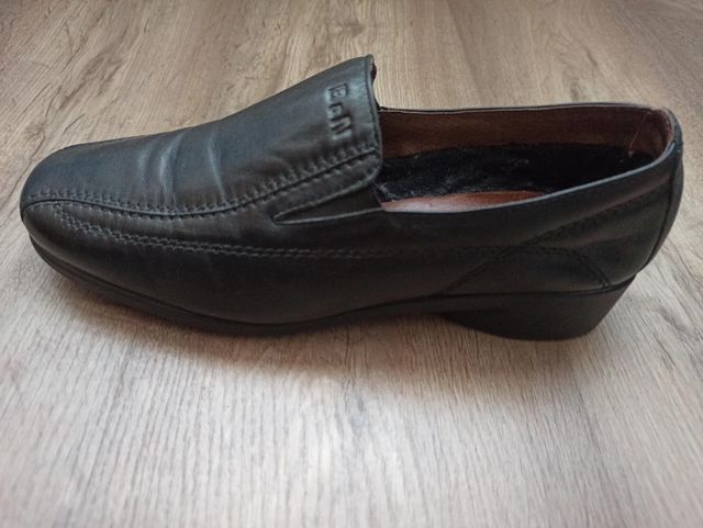 Zapatos negros de piel de la marca Pitillos talla