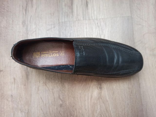 Zapatos negros de piel de la marca Pitillos talla