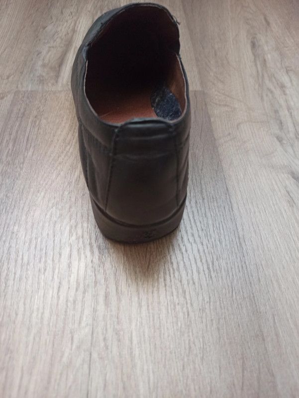 Zapatos negros de piel de la marca Pitillos talla