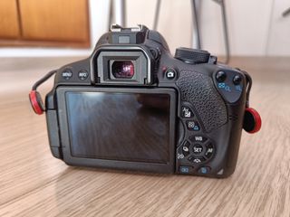 Camara Reflex Canon EOS 700D con 4 objetivos