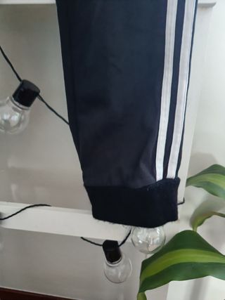 Pantalón chandal adidas de chica es ajustado.