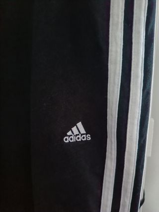 Pantalón chandal adidas de chica es ajustado.