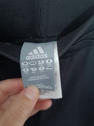 Pantalón chandal adidas de chica es ajustado.