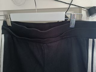 Pantalón chandal adidas de chica es ajustado.