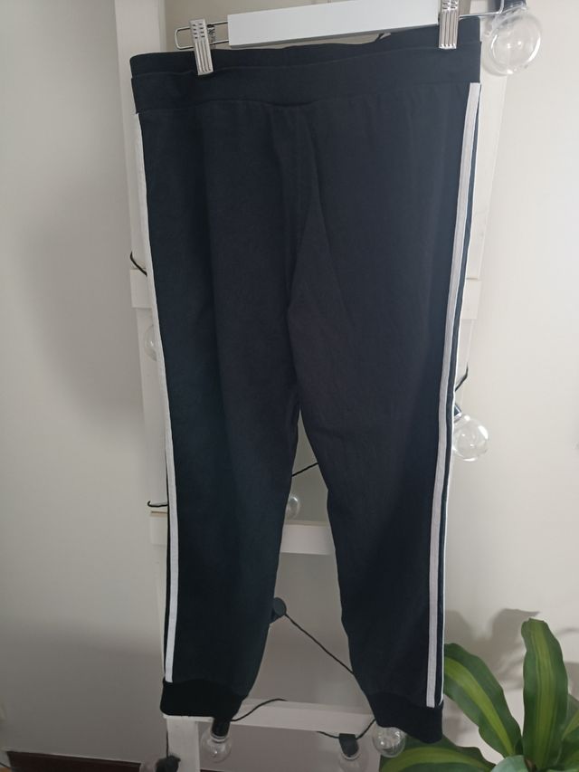 Pantalón chandal adidas de chica es ajustado.