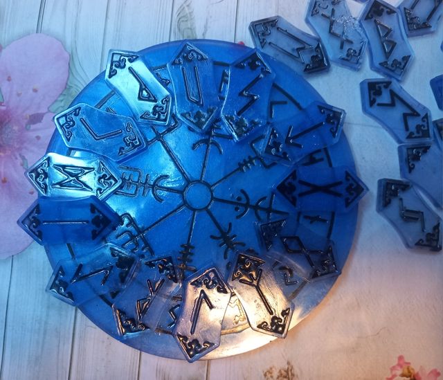 Brújula Vegvísir y runas vikingas