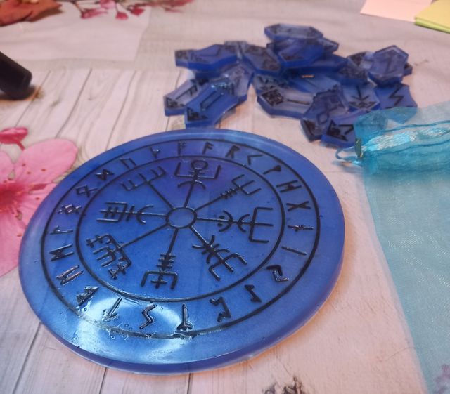 Brújula Vegvísir y runas vikingas