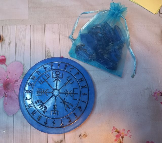 Brújula Vegvísir y runas vikingas