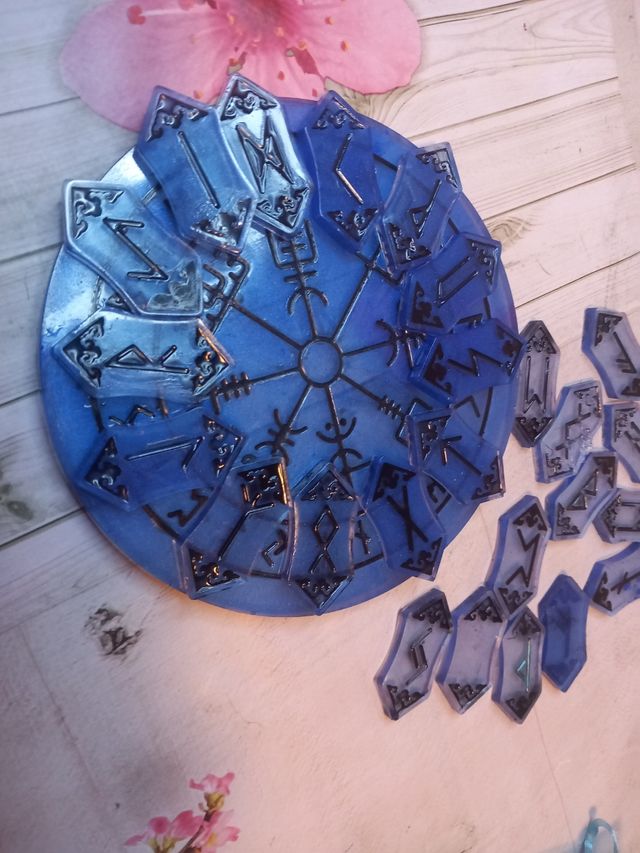 Brújula Vegvísir y runas vikingas
