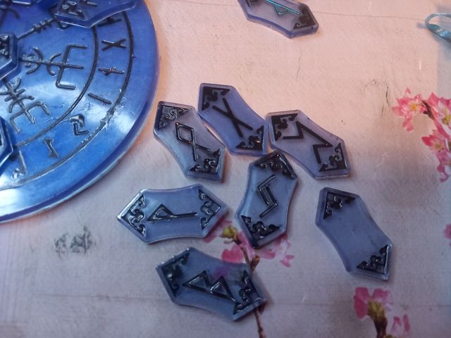 Brújula Vegvísir y runas vikingas