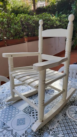 Mecedora de madera tamaño infantil