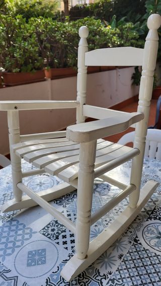 Mecedora de madera tamaño infantil