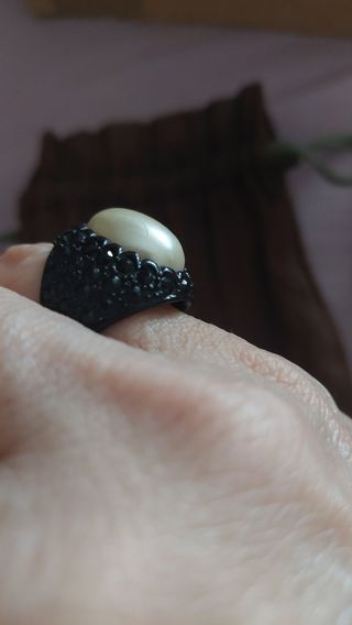 Anillo negro con perla