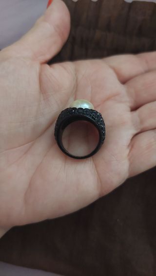 Anillo negro con perla
