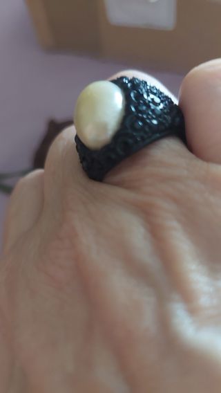 Anillo negro con perla